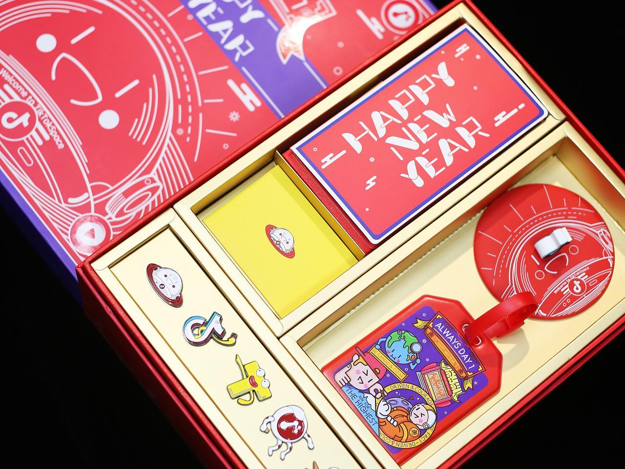 禮品盒定制時(shí)材質(zhì)的選擇技巧 禮品盒定制時(shí)材質(zhì)的選擇技巧